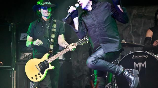Kompaknya Johnny Depp Satu Panggung Dengan Marilyn Manson