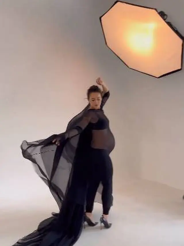 Hamil Anak Pertama, Ini 7 Pemotretan Maternity Shoot Julie Estelle