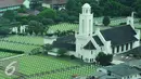 Suasana tempat pemakaman perwira militer Belanda di Ereveld Menteng Pulo, Jakarta Selatan, Jumat (29/4). Pemakaman tersebut merupakan salah satu dari dua ereveld yang berada di Jakarta. (Liputan6. com/Gempur M Surya)