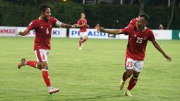 Timnas Indonesia tampil enerjik di babak pertama, hingga mampu unggul 3-0 hingga menit ke-33. Dua gol sundulan Rachmat Irianto memanfaatkan skema tendangan sudut dan satu gol dari Evan Dimas memberi harapan banjir gol di depan mata. (Dok. PSSI)