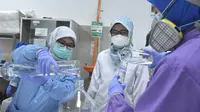 BBPOM Palembang meracik bahan-bahan pembuatan Hand Sanitizer   untuk mencegah penularan Corona Covid-19 (Dok. Humas Pemkot Palembang / Nefri Inge)