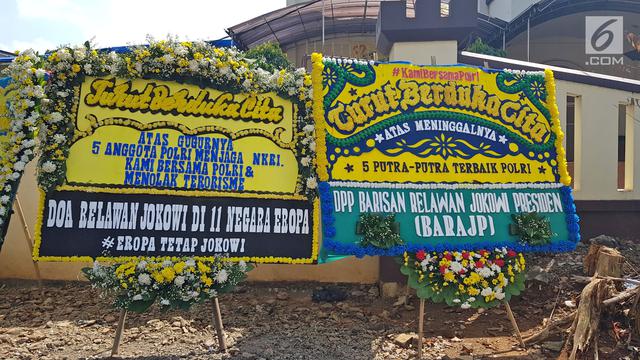 Karangan Bunga Untuk Polisi Gugur Hiasi Pekarangan Mako Brimob