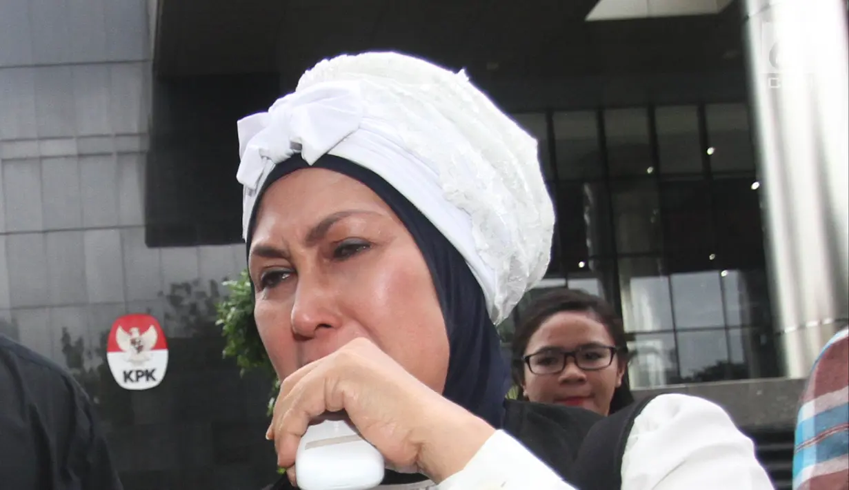 Tangis ibu tersangka Gubernur Jambi nonaktif Zumi Zola, Hermina usai menjalani pemeriksaan di Gedung KPK, Jakarta, Rabu (23/5). Hermina diperiksa terkait dugaan gratifikasi proyek di Pemprov Jambi tahun 2014-2017. (Liputan6.com/Herman Zakharia)