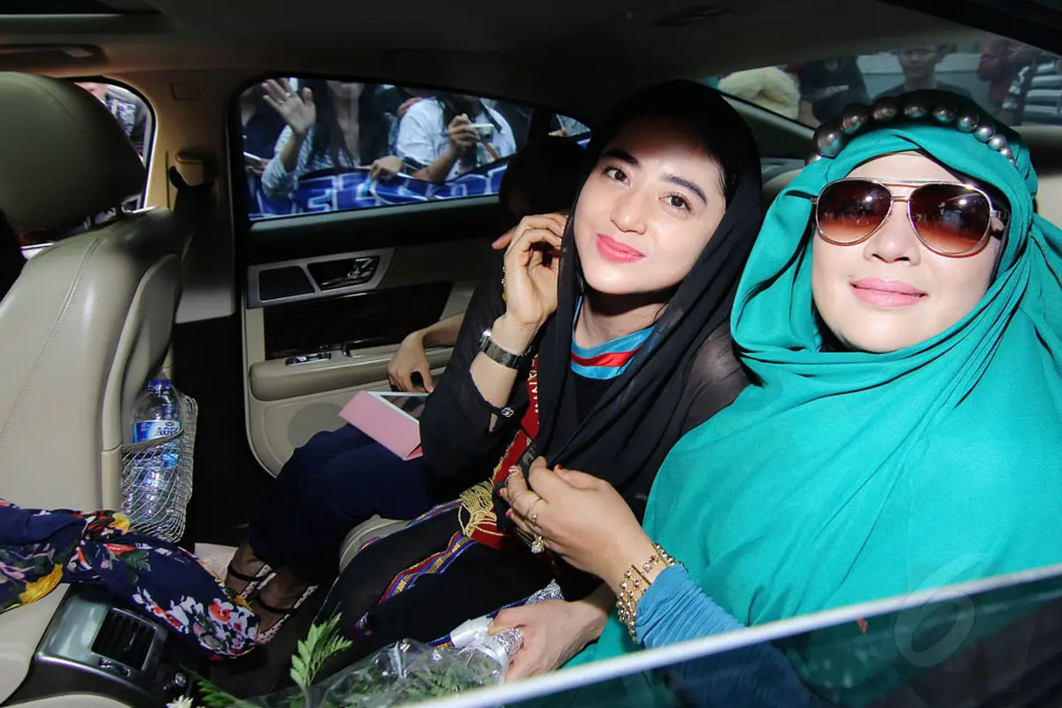 Hujan Air Mata Iringi Kebebasan Dewi Perssik