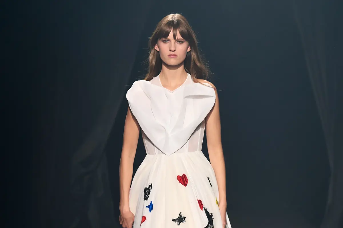 Meninggal Akibat COVID-19, 45 Desainer Kenang Alber Elbaz dalam Fashion Show Akbar