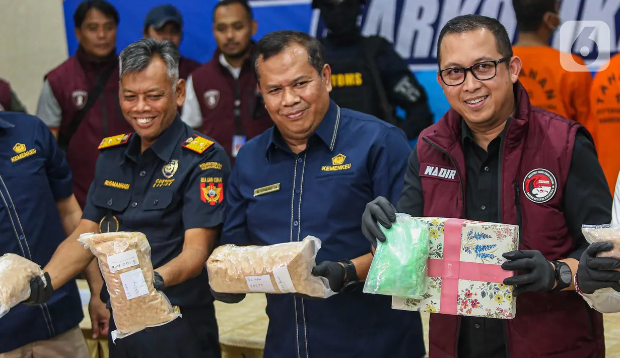 Kepala Kantor Wilayah DJBC Jakarta, Rusman Hadi, Direktur Interdiksi Narkotika DJBC Syarif Hidayat dan Wakil Dirttipid Narkoba Bareskrim Polri Kombes Arie Ardian Rishadi (kiri ke kanan) usai memberikan keterangan terkait penggagalan penyelundupan narkota jenis ekstasi di Bea Cukai Pasar Baru, Jakarta, Rabu (8/4/2024). (Liputan6.com/Angga Yuniar)
