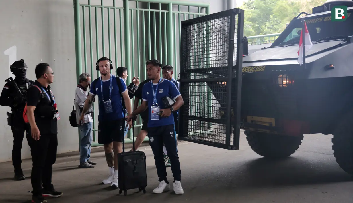 Laga dua tim besar, Persija Jakarta dan Persib Bandung memang selalu istimewa. Basis suporter yang amat kuat di kedua kubu membuat laga kedua tim kerap dihiasi bumbu-bumbu kerusuhan. Seperti pada laga pekan ke-11 BRI Liga 1 yang digelar di Stadion Patriot Candrabhaga, Bekasi, Sabtu (2/9/2023), pihak panpel bekerjasama dengan pihak keamanan memfasilitasi kedatangan skuad Persib Bandung selaku tim tamu menggunakan kendaraan taktis (rantis) berjenis Barracuda. Seperti apa penampakan kedatangan Marc Klok dkk? (Bola.com/Ikhwan Yanuar)