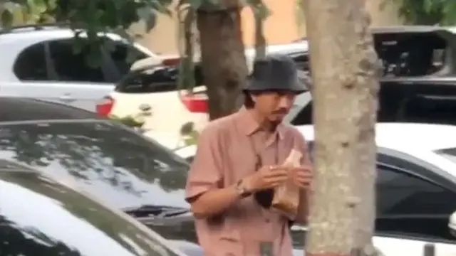 Potret 6 Artis Coba Jajanan Pinggir Jalan, Duta SO7 Ketahuan Makan Cilok