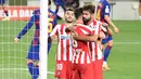 Gelandang Atletico Madrid, Saul Niguez, merayalan gol yang dicetaknya ke gawang Barcelona pada laga lanjutan La Liga pekan ke-33 di Camp Nou, Rabu (1/7/2020) dini hari WIB. Barcelona bermain imbang 2-2 atas Atletico Madrid. (AFP/Lluis Gene)