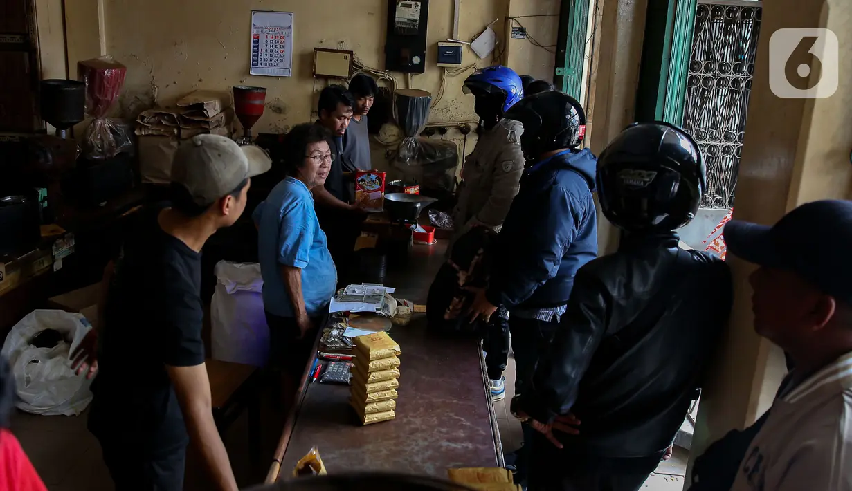 Menariknya, gambar dan tulisan pada kemasan kopi tak pernah berubah sejak dulu. (Liputan6.com/Angga Yuniar)