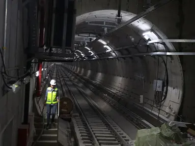 Pekerja melintas di Stasiun Mass Rapid Transit (MRT) Senayan, Jakarta, Senin (11/6). Progres pembangunan MRT Jakarta Fase I yang menghubungkan Lebak Bulus-Bundaran HI terus menunjukkan perkembangan. (Liputan6.com/Angga Yuniar)