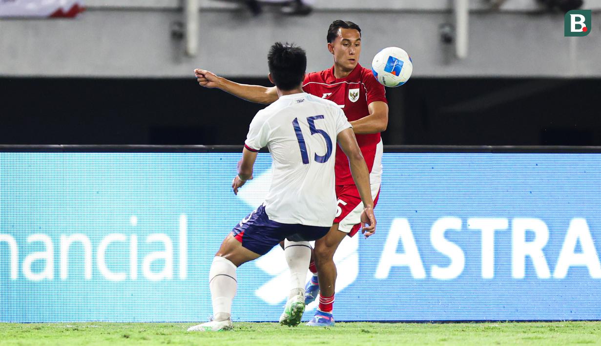 <p>Pemain Timnas Indonesia, Miliano Jonathans (kanan) berusaha melewati penjagaan pemain Chinese Taipei, Huang Tzu-ming dalam laga FIFA Matchday di Stadion Gelora Bung Tomo (GBT), Surabaya, Jumat (05/09/2025). (Bola.com/Abdul Aziz)</p>