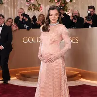 Untuk pertama kalinya sejak mengumumkan kehamilan, sang aktris melangkah ke red carpet Golden Globe Awards 2026 dengan penuh percaya diri, memperlihatkan baby bump-nya dalam balutan gaun maternity yang lembut dan berkelas. [Dok/@mtv].