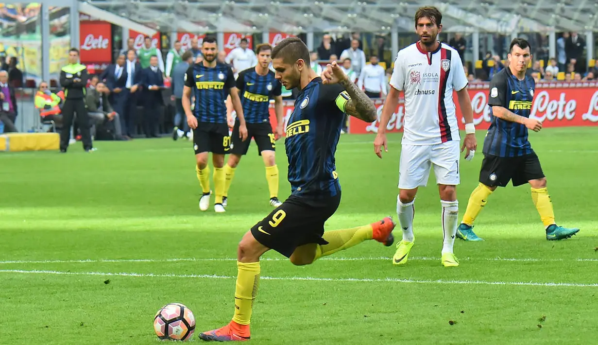 Striker Inter Milan, Mauro Icardi, berusaha membobol gawang Cagliari pada laga Serie A di Stadion San Siro, Milan, Minggu (16/20/2016). Inter Milan kalah 1-2 dari Cagliari. (AFP/Giuseppe Cacace)