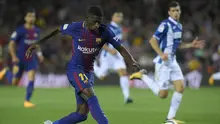 Pemain Barcelona, Ousmane Dembele beraksi kala bersua Espanyol, pada laga lanjutan La Liga 2017-2018, di Estadio Camp Nou, Sabtu (9/9/2017).  (AFP/Lluis Gene)