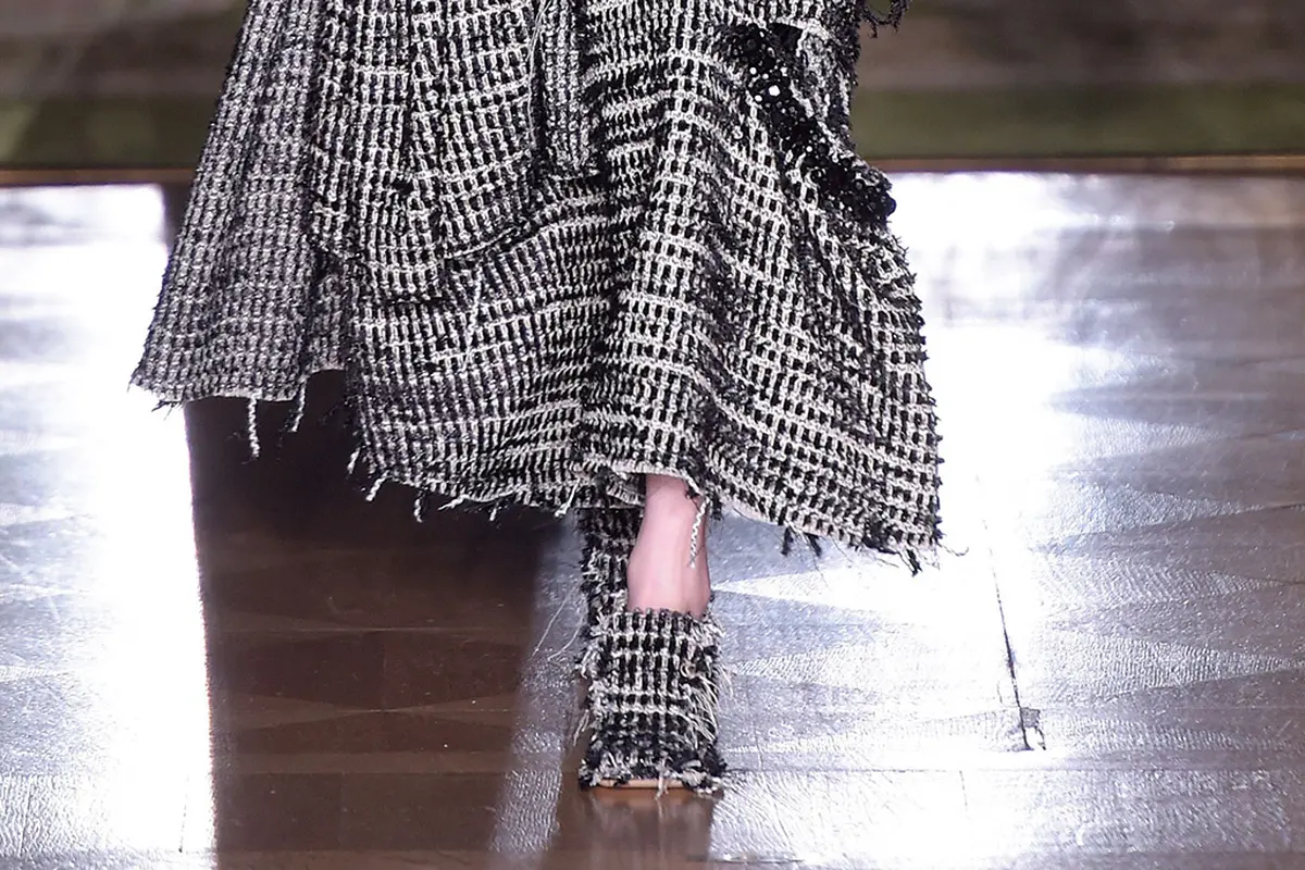 2 Sepatu Unik yang Mencuri Perhatian di London Fashion Week 2016