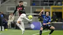 Bek Inter Milan Matteo Darmian mencoba untuk memblokir tembakan bek AC Milan Theo Hernandez dalam laga pekan ke-21 Liga Italia 2022/2023 di Giuseppe Meazza, Senin dini hari WIB (6/2/2023). Kali ini, Inter kembali kembali menaklukkan Milan dalam lanjutan Liga Italia 2022/2023. (AP Photo/Antonio Calanni)