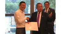 Bos Alibaba Jack Ma bersama dengan Menko Perekonomian Darmin Nasution (tengah), dan Menkominfo Rudiantara dalam pertemuan membahas Peta Jalan e-Commerce Indonesia (Sumber: Twitter/ @rudiantara_id)