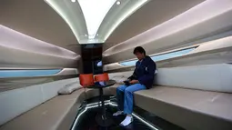 Tampilan interior dari kapal pesiar yang berkonsep mewah keluaran Lexus di sebuah dermaga di Tokyo, Jepang (26/5). Kapal ini berkapasitas enam hingga delapan orang penumpang dan memiliki panjang 12,7 meter serta lebar 3,86 meter. (AP Photo/Eugene Hoshiko)