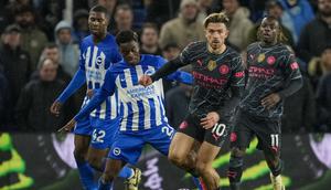 Jack Grealish dari Manchester City, kanan depan, berebut bola dengan pemain Brighton Carlos Baleba selama pertandingan sepak bola Liga Premier Inggris antara Brighton dan Manchester City di Stadion Falmer di Brighton, Inggris, Kamis, 25 April 2024. (AP Photo/Kin Cheung )