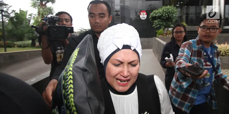 Tangis Ibu Zumi Zola Usai Diperiksa KPK