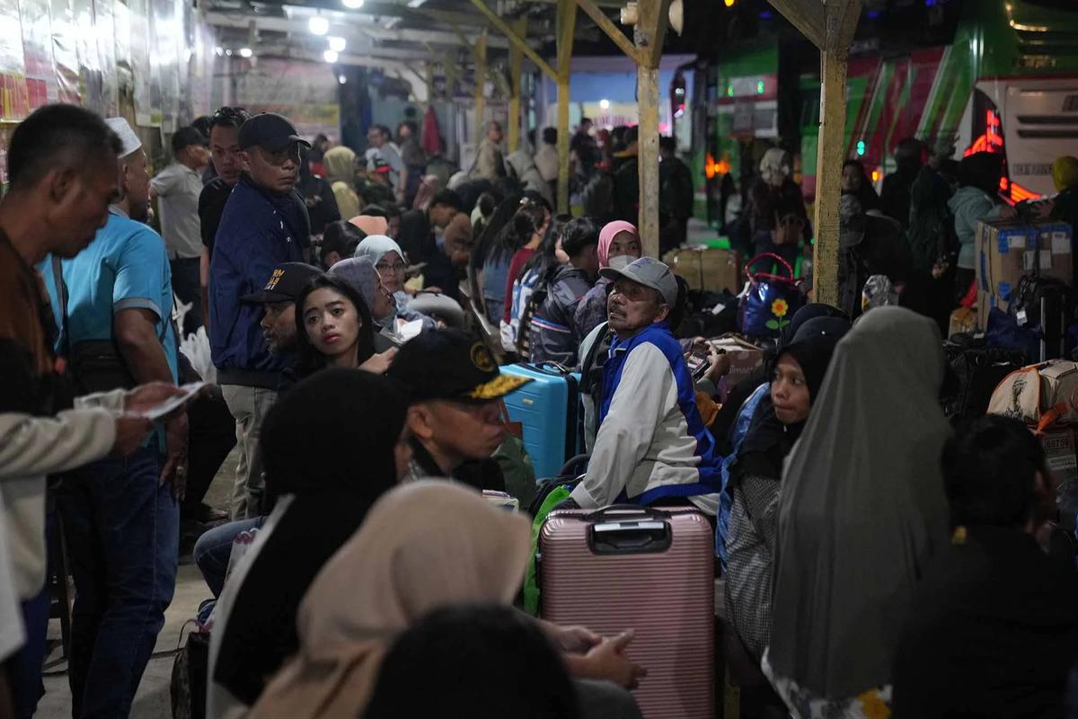 FOTO: Pemudik Mulai Padati Agen Bus Jelang Puncak Arus Mudik Lebaran