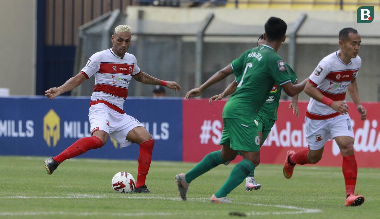 Jaimerson Xavier. Bek Madura United asal Brasil berusia 31 tahun ini amat piawai memotong pergerakan lawan saat meladeni PSS Sleman dalam laga matchday 1 Grup C Piala Menpora 2021 di Stadion Si Jalak Harupat, Bandung (23/3/2021). (Bola.com/M Iqbal Ichsan)