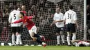 Bolton Wanderers. Enam gol juga telah dilesakkan Cristiano Ronaldo ke gawang Bolton Wanderers di Liga Inggris. Ia langsung membuat dua gol di awal pertemuan pada pekan ke-20 musim 2005/2006. Gol terakhirnya dicetak melalui eksekusi penalti pada pekan ke-6 musim 2008/2009. (Foto: AFP/Paul Ellis)