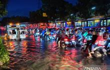 Banjir Jakarta Lumpuhkan Jalan DI Panjaitan, Picu Kemacetan Parah