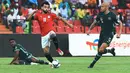 Penyerang Mesir, Mohamed Salah (kiri) berebut bola dengan bek Nigeria, William Troost-Ekong pada pertandingan Grup D Piala Afrika (CAN) 2021 di Stade Roumde Adjia di Garoua (12/1/2022). Nigeria menang tipis atas Mesir tipis 1-0 lewat gol Kelechi Iheanacho di menit ke-30. (AFP/Daniel Beloumou Olomo)