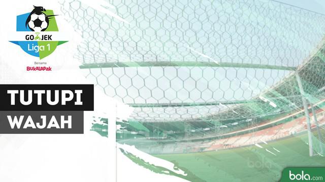 Berita video momen striker Persija Jakarta, Marko Simic, menutupi wajahnya ketika timnya kalah 0-2 dari Madura United dalam lanjutan Gojek Liga 1 2018 bersama Bukalapak, Sabtu (13/5/2018).