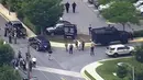 Foto dari rekaman video, orang-orang meninggalkan kantor surat kabar Capital Gazette setelah terjadi penembakan di Annapolis, AS, Kamis (28/6). Polisi meyakini pelaku yang merupakan pria kulit putih berusia 20-an itu bertindak sendiri. (WJLA via AP)