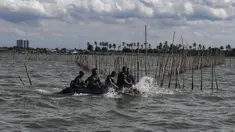 Personel Kopaska TNI AL membongkar pagar laut yang terpasang di kawasan pesisir Tanjung Pasir, Kabupaten Tangerang, Banten, Sabtu (18/1/2025). (merdeka.com/Arie Basuki)