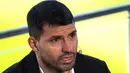 Striker Barcelona Sergio Aguero menangis saat konferensi pers di stadion Camp Nou di Barcelona, Spanyol, Rabu (15/12/2021). Sergio Aguero telah mengumumkan pengunduran dirinya dari sepak bola pada hari Rabu karena penyakit jantung. (AP Photo/Emilio Morenatti)