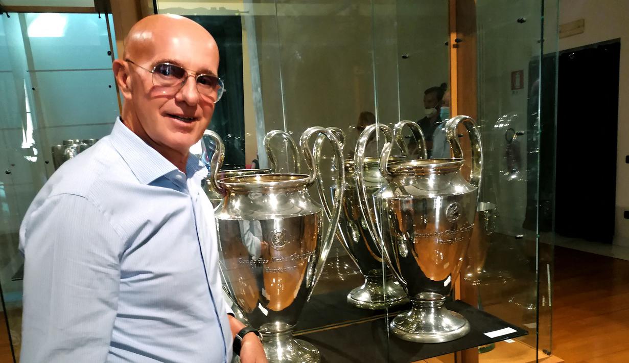 Arrigo Sacchi merupakan pelatih asal Italia pertama yang berhasil merengkuh gelar juara Liga Champions dua kali beruntun. Ia sukses membawa AC Milan juara pada musim 1988/1989 dan 1989/1990. Sementara itu, pelatih pertama Italia yang berhasil menjuarai Liga Champions adalah Nereo Rocco, yaitu pada 1962/1963. Selain itu, Rocco juga berhasil mempersembahkan dua trofi Si Kuping Besar. (AFP/Anthony Lucas)