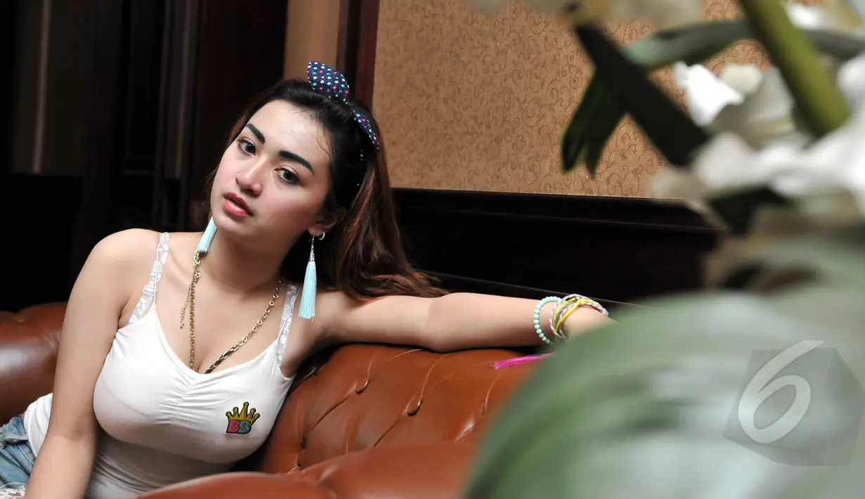 Pelantun Melayang Gue itu mengatakan dirinya kerap diajak kencan oleh para pejabat, pengusaha serta artis-artis senior tapi dia dengan tegas menolaknya, Jakarta, Rabu (13/5/2015). (Liputan6.com/Panji Diksana)
