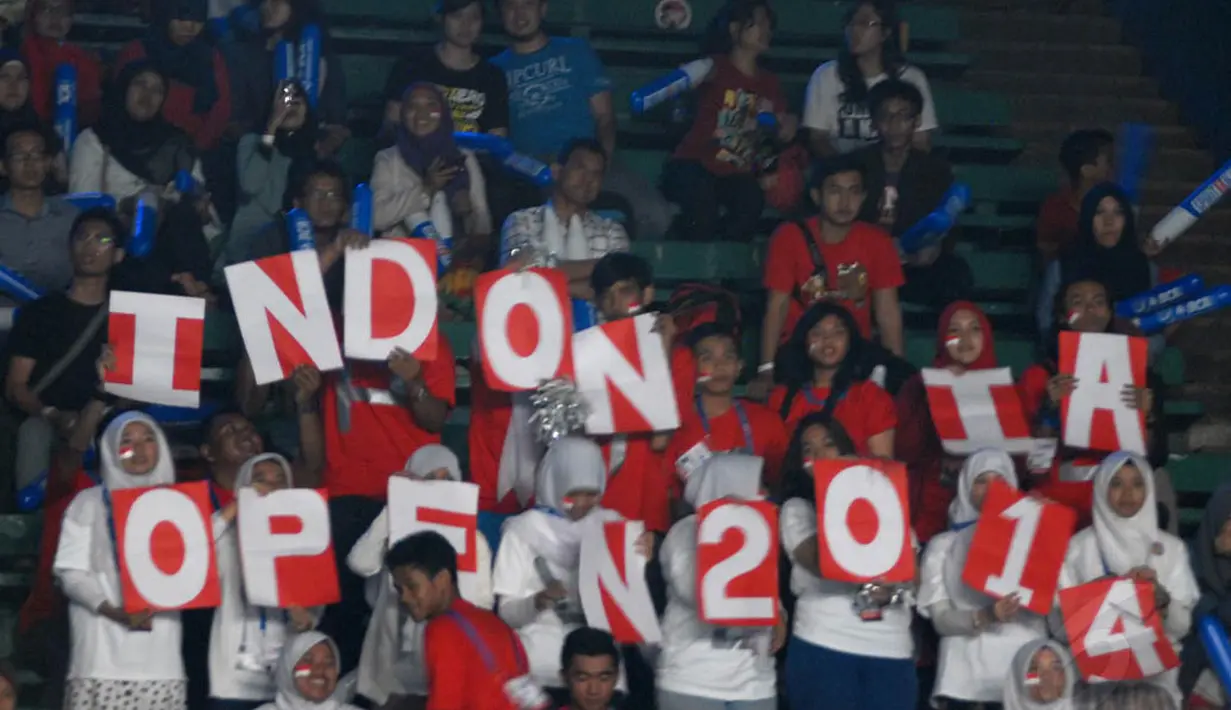 Puluhan suporter memeriahkan BCA Indonesia Open 2014 di Istora Senayan, Jakarta, Kamis (19/6/14). (Liputan6.com/Miftahul Hayat)