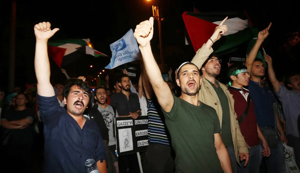 Kekejaman militer Israel yang menyebom Gaza dan menyebabkan ratusan jiwa melayang membuat mereka marah, Ankara, Turki, Jumat (18/7/2014) (AFP PHOTO/ADEM ALTAN)