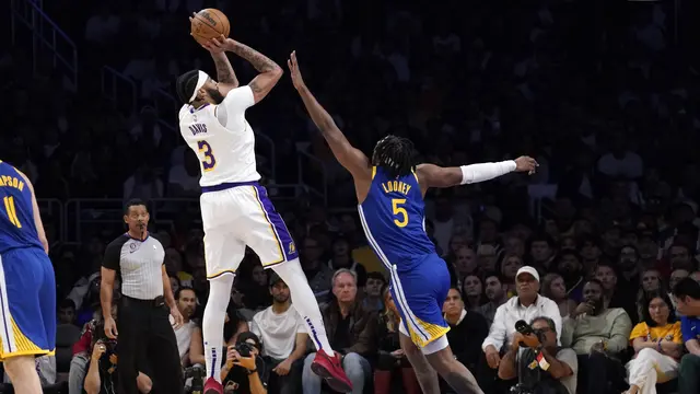Anthony Davis beraksi