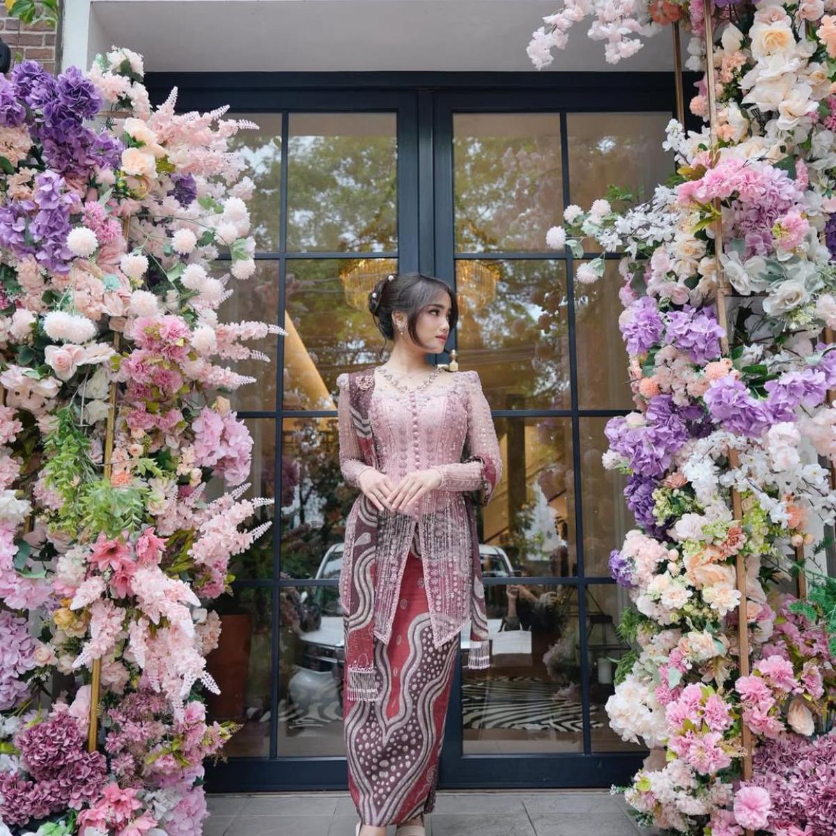 Model Rok Kebaya Modern ala Fuji, Tren Baru yang Wajib Dicoba!