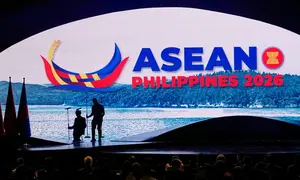 Pekerja melakukan persiapan di panggung utama menjelang pembukaan KTT ASEAN ke-48 dan rangkaian pertemuan terkait di Cebu, Filipina, 8 Mei 2026. (Dok. AP Photo/Aaron Favila/Pool)