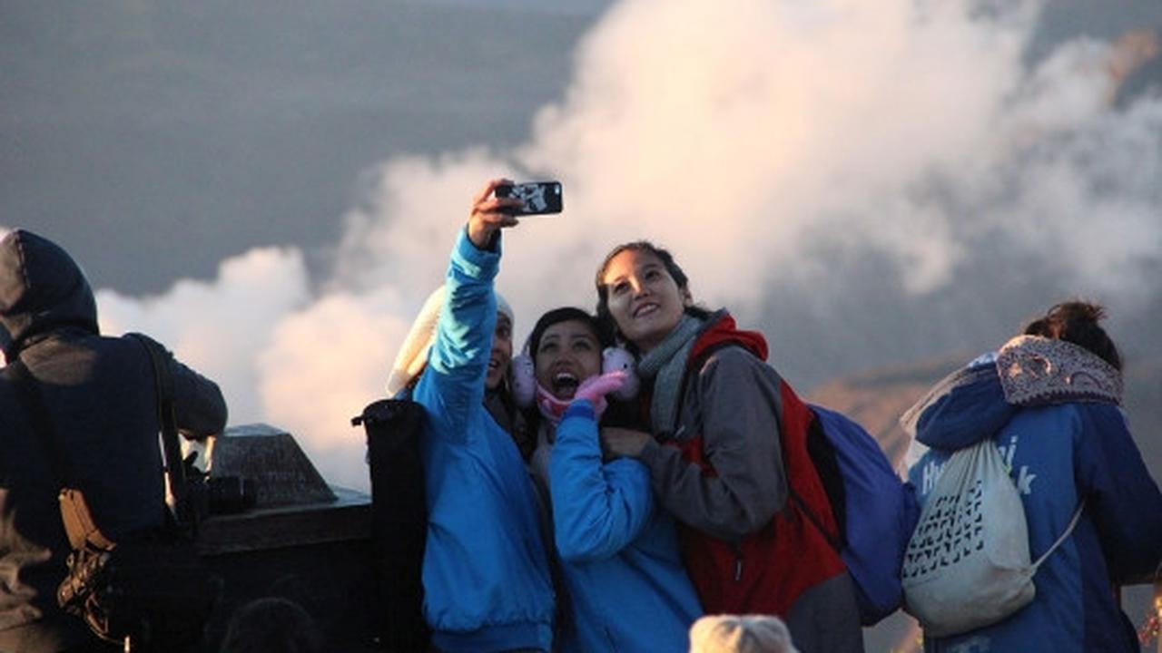 Ramai-ramai abadikan keindahan panorama Bromo yang eksotis