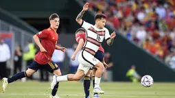 Gelandang Portugal, Otavio membawa saat bertanding melawan Spanyol pada pertandinga perdana Grup B Nations League 2022 di Stadion Benito Villamarin, di Seville, Spanyol, Jumat (3/6/2022). Spanyol bermain imbang dengan Portugal 1-1. (AP Photo/Jose Breton)