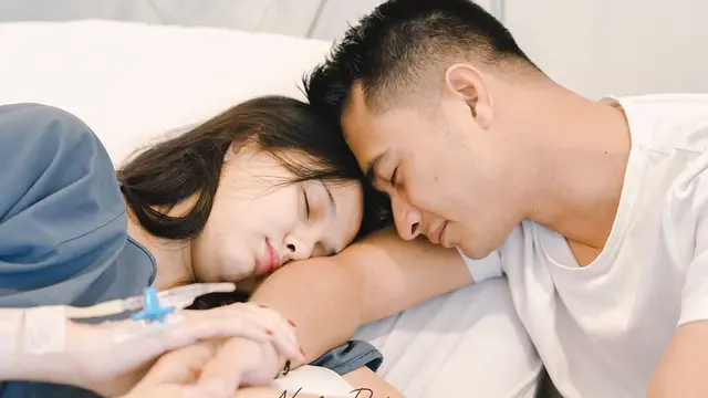 Sempat Positif Covid-19, Ini 6 Momen Haru Istri Eza Gionino Melahirkan Anak Ketiga