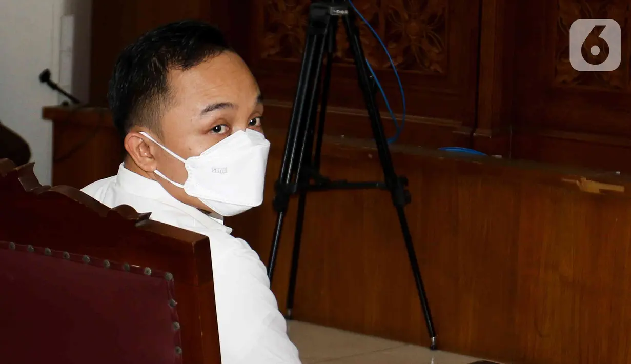 Terdakwa kasus dugaan pembunuhan berencana Brigadir Yosua, Ricky Rizal memberi salam sebelum mengikuti sidang lanjutan di PN Jakarta Selatan,Selasa (14/2/2023). Sebelumnya, Ricky Rizal Wibowo dituntut 8 tahun pidana penjara oleh Jaksa Penuntut Umum (JPU). (Liputan6.com/Herman Zakharia)