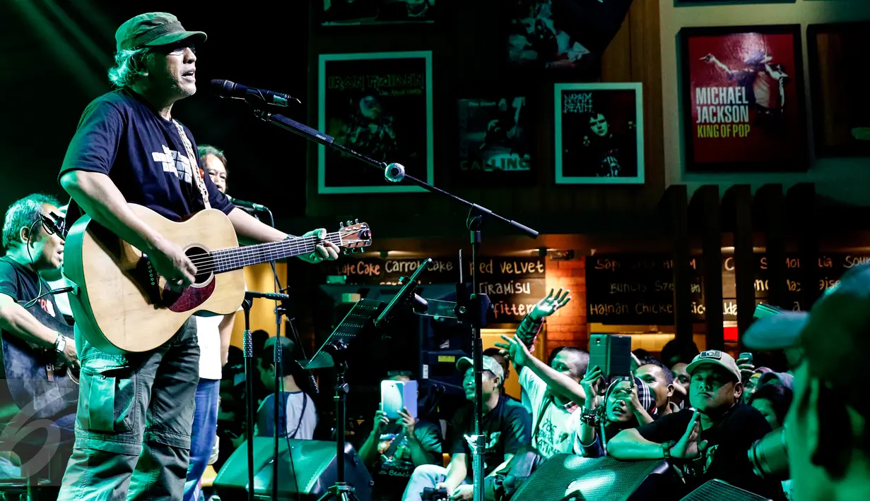 Iwan Fals saat membawakan lagu pada Reuni Vaganza alumni STP/IISIP Jakarta yang disertai deklarasi Ikatan Alumni Katha Cakti, Jakarta, Minggu malam (30/8/2015). Dalam acara itu, hadir pula Ahmad Albar dan Ian Atono 'God Bless'. (Liputan6.com/Yoppy Renato)