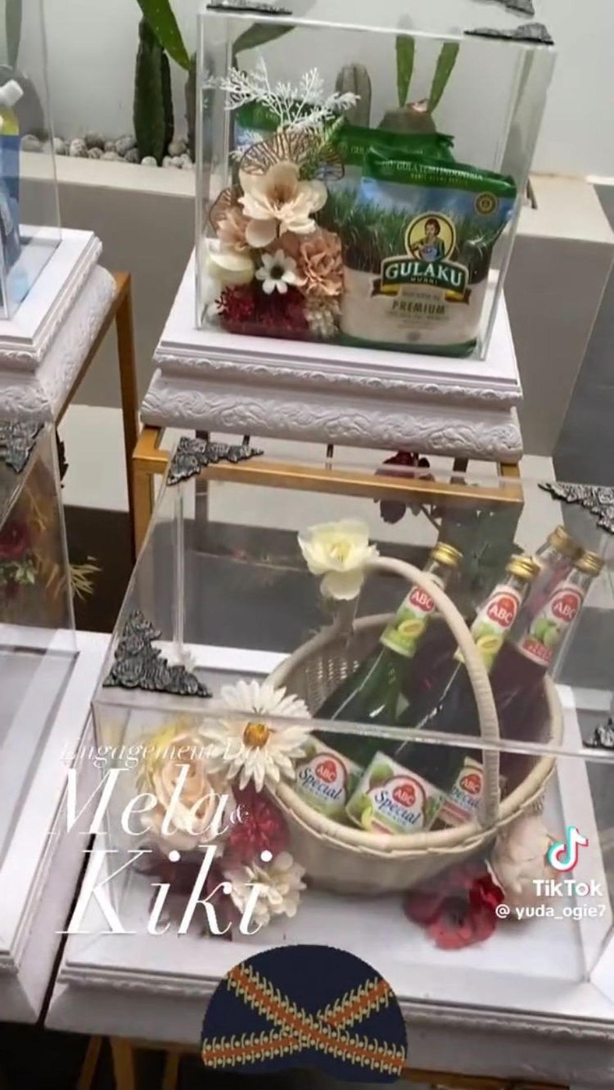 Ada juga saos kecap, gula pasir, hingga sirup di dalam kotak-kotak seserahan ini.