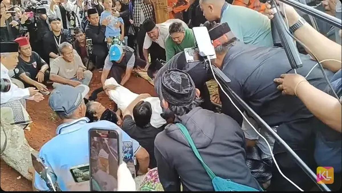 10 Potret Suasana Pemakaman Mpok Alpa, Diiringi Tangis Keluarga dan Sahabat