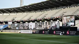 Penonton menyaksikan pertandingan Liga Denmark antara AGF dengan Randers FC melalui aplikasi video conference di Ceres Park, Aarhus, Denmark, Kamis (28/5/2020). Laga ini menjadi pertandingan pertama yang melibatkan suporter melalui aplikasi pertemuan virtual. (Henning Bagger/Ritzau Scanpix via AP)