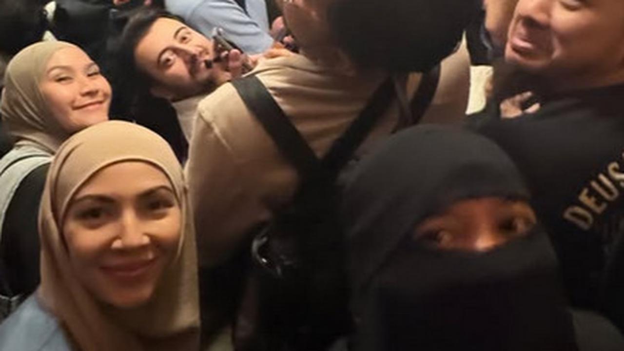 Potret Zaskia Adya Mecca Bareng Sederet Artis Indonesia Lakukan Aksi Solidaritas Jalan Kaki 50 KM Demi Gaza